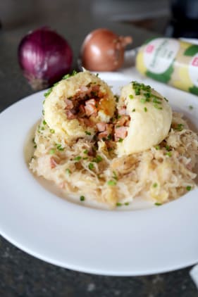 Gefüllte Kartoffelknödel auf Sauerkraut