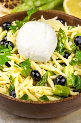 Nudelsalat mit Spargel & Heidelbeeren