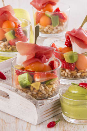 Getreidesalat mit Melone, Erdbeeren & Parmaschinken