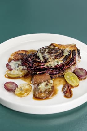 Radicchio mit Blauschimmelkäse, Apfel & Walnüssen
