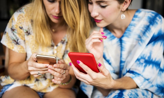 Smartphone and Girls Cara Menghindari Dampak Negatif Sosial Media