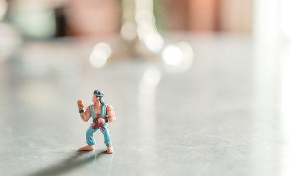 Action Figure Jangan Mengkritik - Berbicara Tentang Keuangan