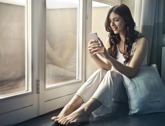 Women with smartphone Jangan Cek Smartphone - Cara Bangun Tidur Agar Bisa Produktif