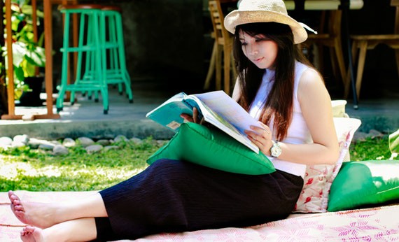 Perempuan Cantik Membaca Buku Baca Buku di Tempat Terang - Menjaga Kesehatan Mata