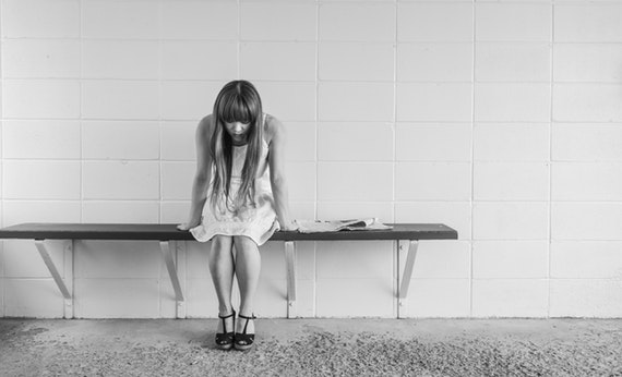 Perempuan Sedih Maafkan Kesalahan Sendiri - Cara Mudah Nikmati Hidup