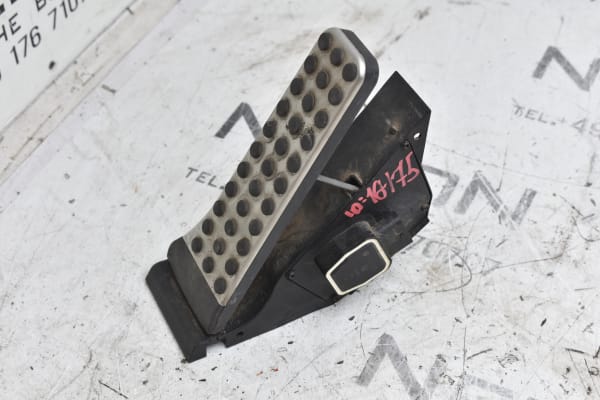 Mercedes E Klasse W212  Gaspedal Gaspedalbelag Pedal A2045000204