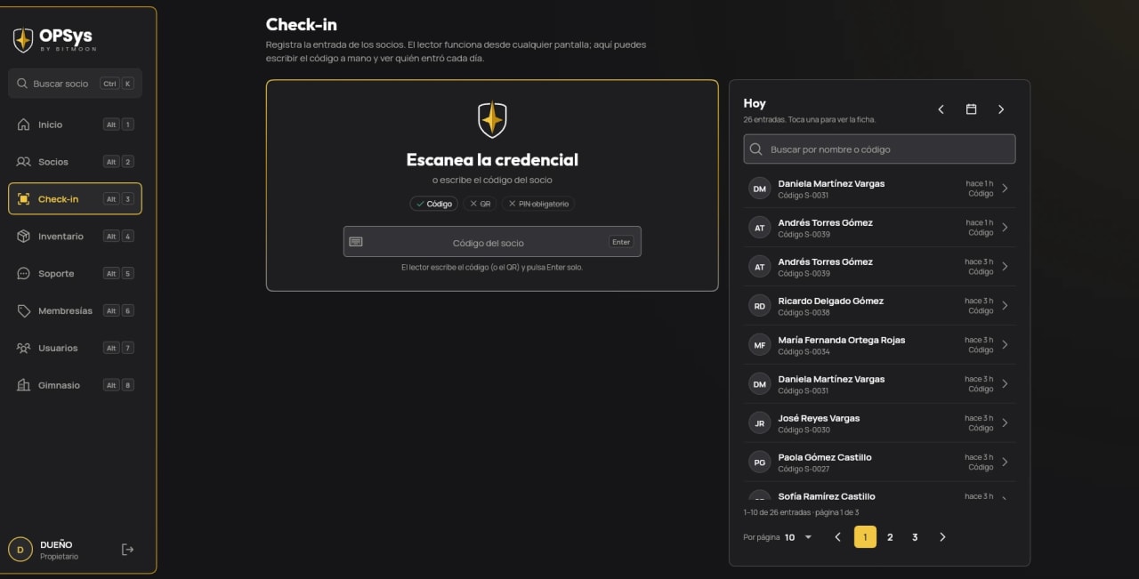Pantalla de check-in de OpSys para escanear la credencial del socio, junto a la lista de entradas del día.