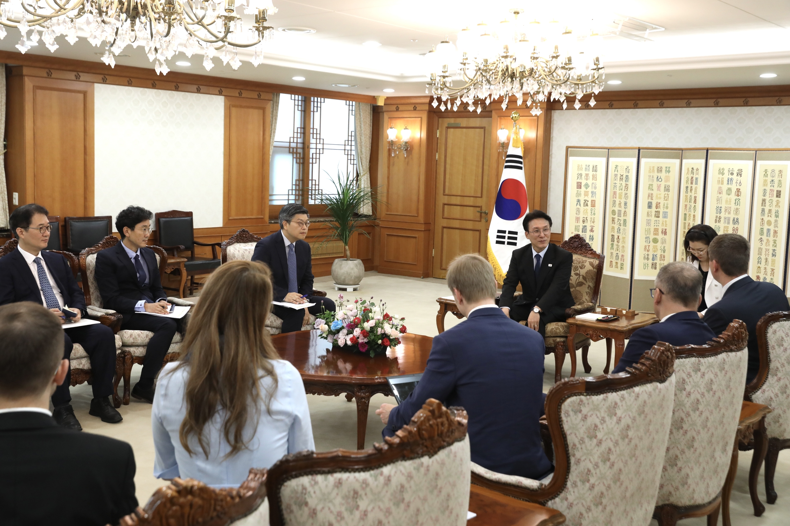 Beyond the Stage: How a Casual Photo of Mamamoo's Moonbyul and the Prime Minister Ignited a National Conversation on K-Pop's Political Footprint