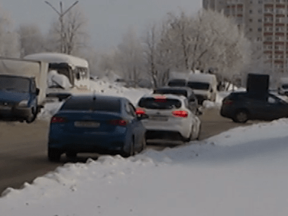 Неубранный на улице Василисина снег вынуждает автолюбителей нарушать ПДД