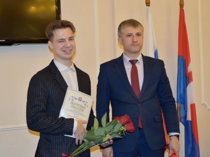 Глава города Алексей Соколов поздравил лучшего учителя родного языка