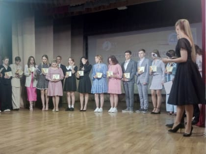 Лучших ковровских выпускников наградили почетными знаками