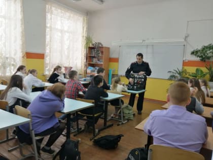 Начальник Экспертно-криминалистического отдела познакомил школьников со своей профессией