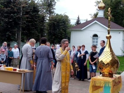 На новый алтарь Сретенского храма при Православной гимназии г.Коврова воздвигли купол с крестом