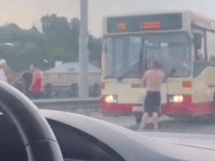 Во Владимире молодой человек с голым торсом преградил путь автобусу