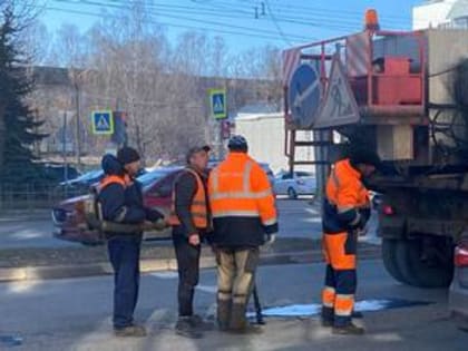 Уборка улично-дорожной сети 9 апреля: продолжается ямочный ремонт дорог