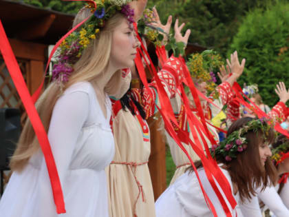 Праздник Ивана Купалы во Владимирском Патриаршем саду вызвал ажиотаж