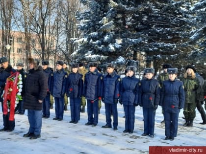 У мемориала на Князь-Владимирском кладбище прошло торжественное мероприятие в честь Дня защитника Отечества