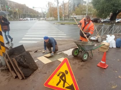 Установка тактильной плитки для пешеходов в центре города