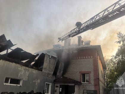 В Гусь-Хрустальном пострадал огнеборец во время тушения пожара в здании бюро ритуальных услуг