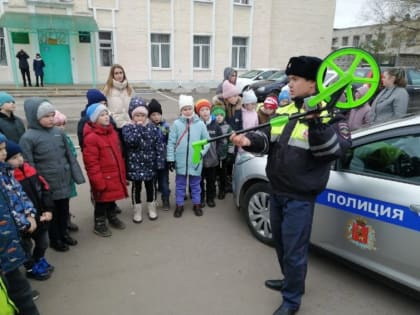 Госавтоинспекторы провели занятия по безопасному поведению на дороге с младшими школьниками