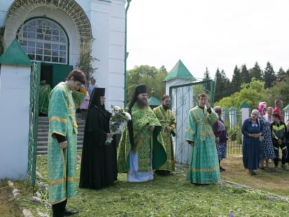 В День Святого Духа Высокопреосвященнейший митрополит Тихон совершил Литургию в Крестовоздвиженском монастыре с. Снегирёво