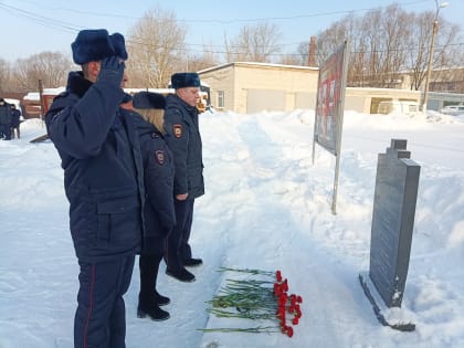 Сотрудники полиции и общественники поддержали ведомственную патриотическую акцию «Неделя мужества"