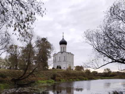 Престольный праздник Покрова Пресвятой Богородицы верующие встретили сегодня во всемирно известном храме Покрова на Нерли