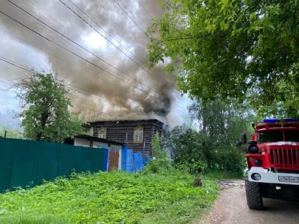 В Александрове 13 человек тушили горящий жилой дом