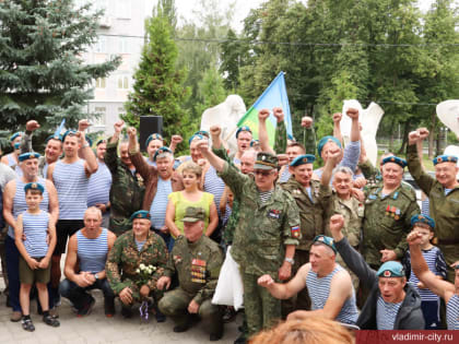 Во Владимире поздравляют десантников с Днем ВДВ
