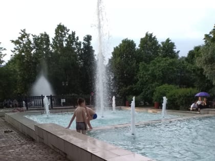 Дети купаются в фонтанах во Владимире: чем это грозит?