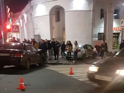 Во Владимире такси вылетело на тротуар