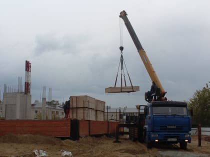 Специалисты возводят культурный центр