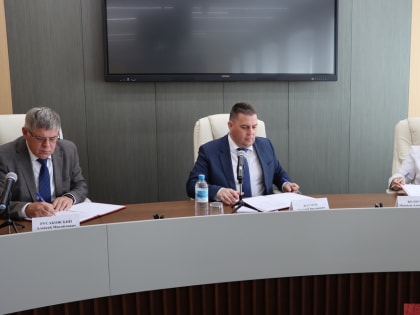 Дмитрий Наумов подписал соглашение с профсоюзами и работодателями