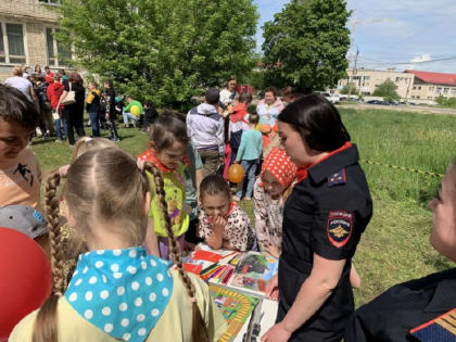 А в завершение ребята получили сладкие призы