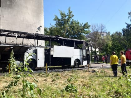 Во Владимире на ул. Диктора Левитана сгорел экскурсионный автобус