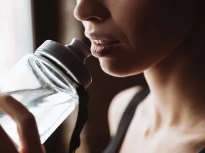 Конец всем спорам: врач объяснила, можно ли запивать еду водой — советы специалиста