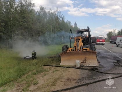 Во Владимире на южном объезде сотрудники МЧС потушили горящий трактор