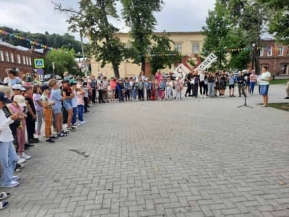 16 августа 2023 года Универсальная детская библиотека Игра-развлечение «Летняя карусель» (в рамках программы летних чтений «Разноцветное лето»)