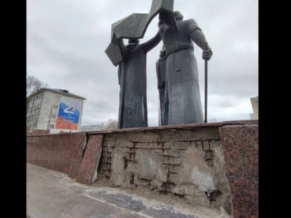 Во Владимире отвалились гранитные плиты с мемориала на площади Победы