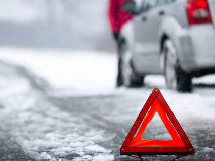 В результате ДТП в Добром пострадал водитель, а на Безыменского оборвалась троллейбусная контактная сеть