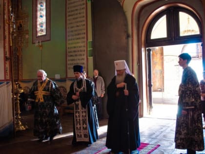 В канун пятницы Страстной седмицы митрополит Тихон совершил утреню с чтением двенадцати Страстных Евангелий в Успенском кафедральном соборе