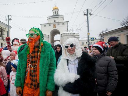 Деды Морозы и Снегурочки в 12-й раз пробежали по центру Владимира