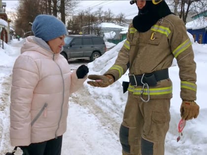 Сотрудники МЧС приурочили к Дню всех влюблённых профилактическую акцию в Коврове