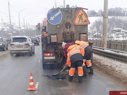 Муниципальный «ЦУГД» продолжает зимнюю уборку города и локальный ремонт дорог