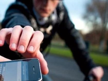 Во Владимире таксист украл телефон у спящего на лавочке гражданина
