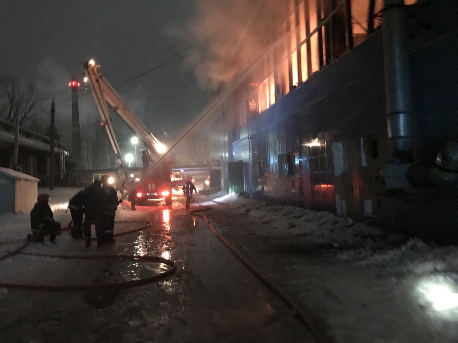 Ковров пожар сегодня. Пожар на производстве. Пожар фото. Сильный пожар. Здание горит.