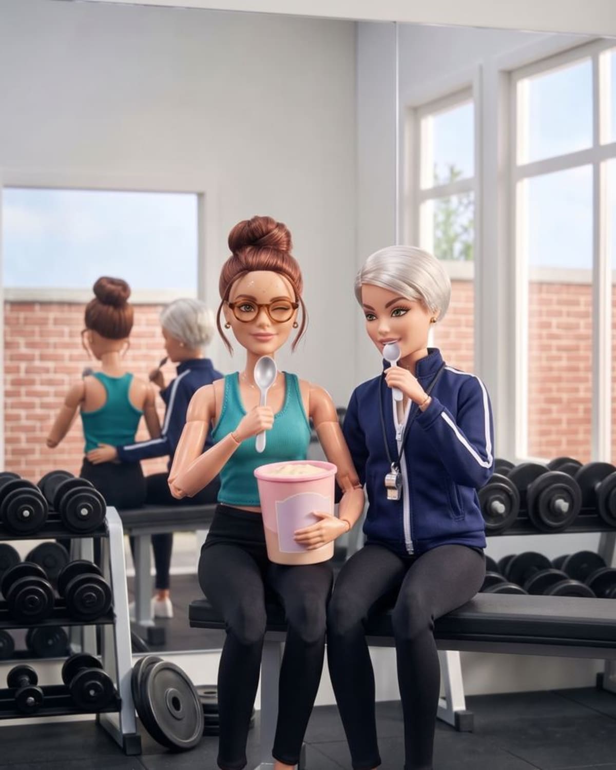 Claire et Léa partagent un pot de glace à la salle de sport
