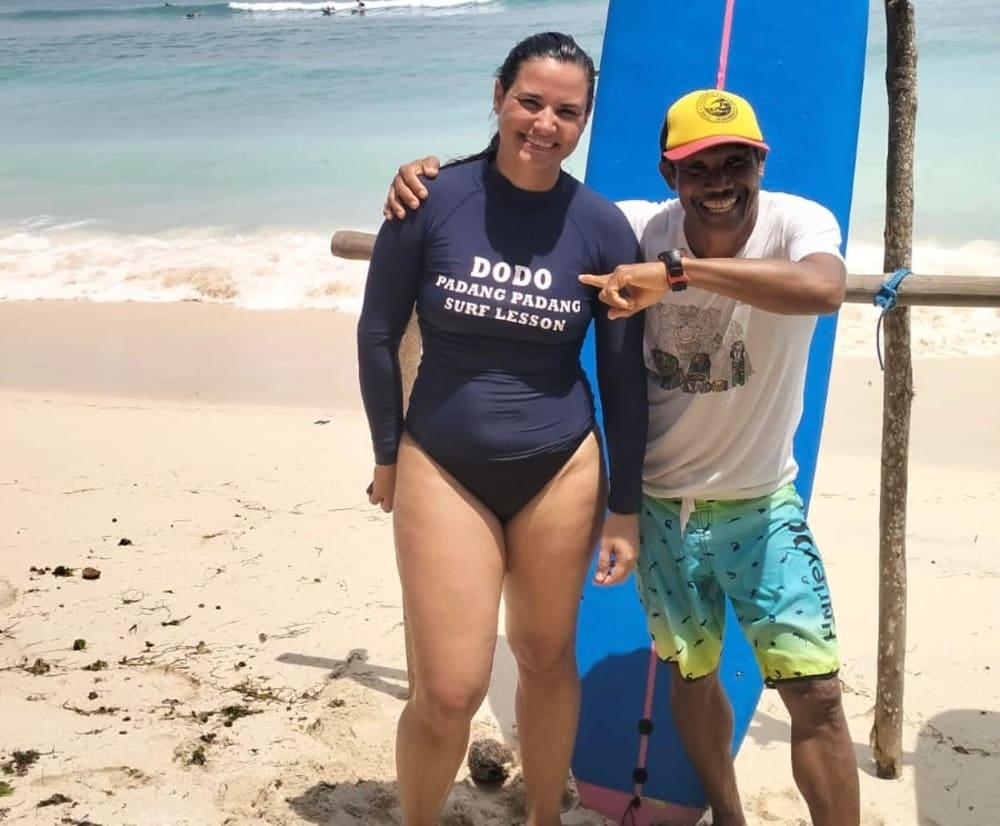 Beginner surfing lesson with instructor