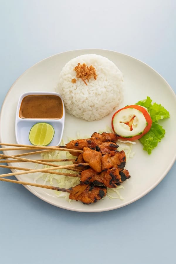 Relaxed dining atmosphere by the pool