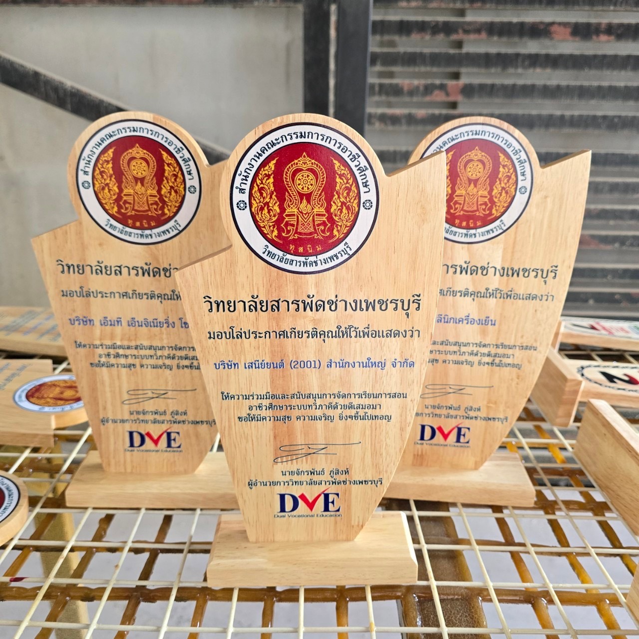 โล่รางวัลไม้ยางพารา ความสูง 30ซม. งานพิมพ์สียูวี(ไม่ใช่แกะสลัก)